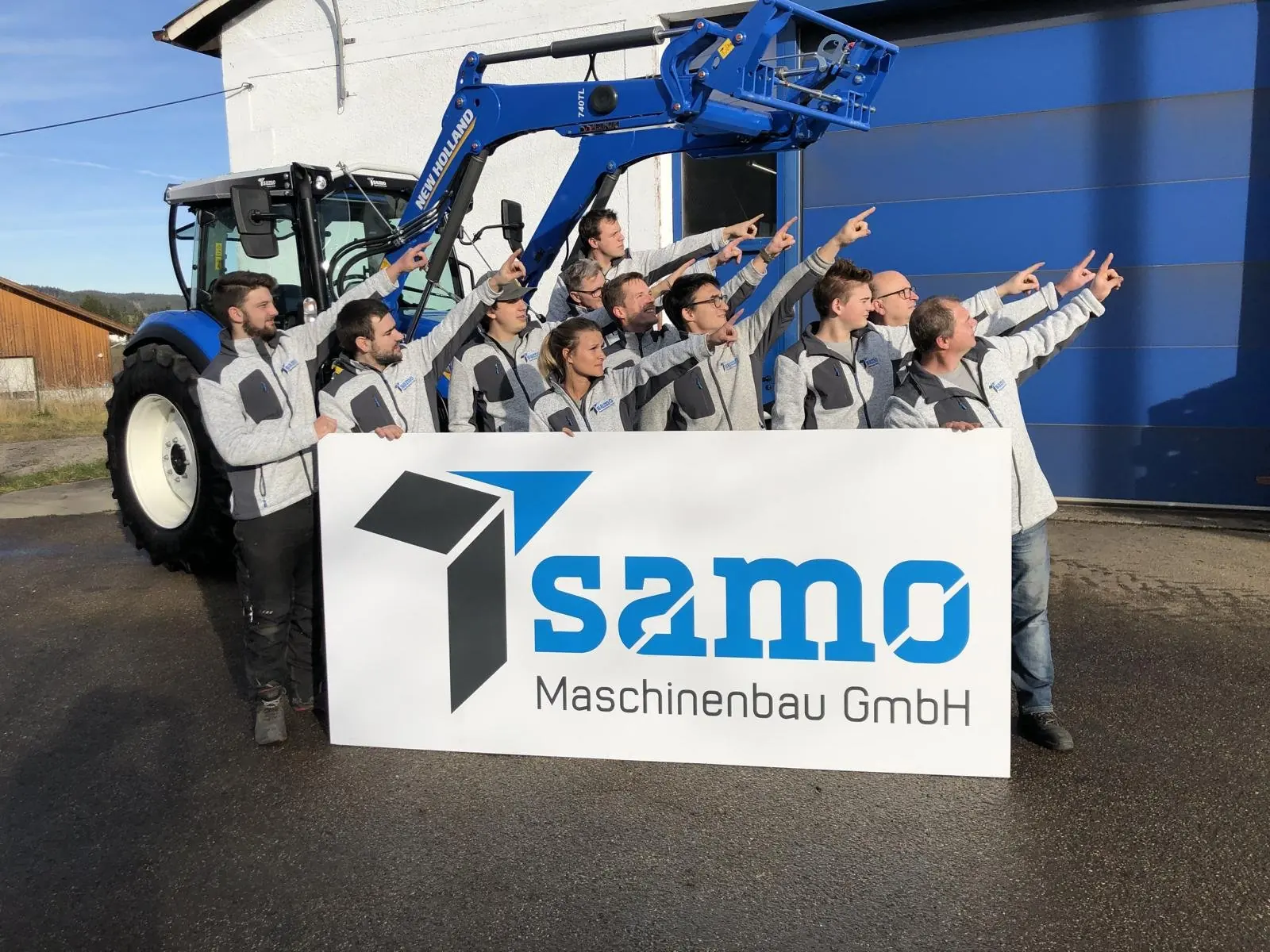 Około 20-osobowy zespół SAMO – każdy związany z rolnictwem