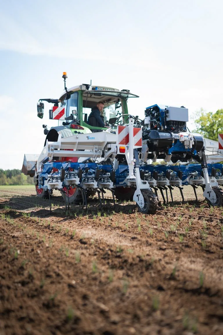 Bineuse pilotée par IA au travail au champ